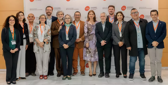Foto de familia con varios de los participantes en la IX Asamblea General de la Asociación SICELE, entre ellos el director Académico del Instituto Cervantes y secretario ejecutivo de la Asociación SICELE, Álvaro García Santa-Cecilia (quinto por la dcha.)