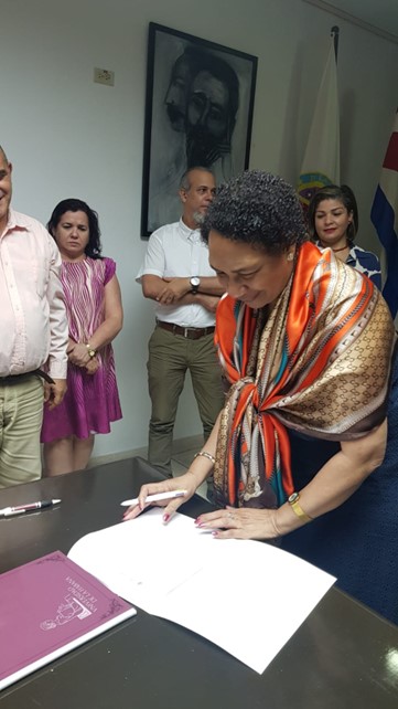 rectora de la Universidad de La Habana, Dña. Miriam Nicado García
